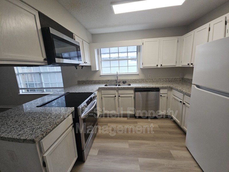 3 Bedroom 2 Bath, Pets, Park, Fenced Yard, Updated property image