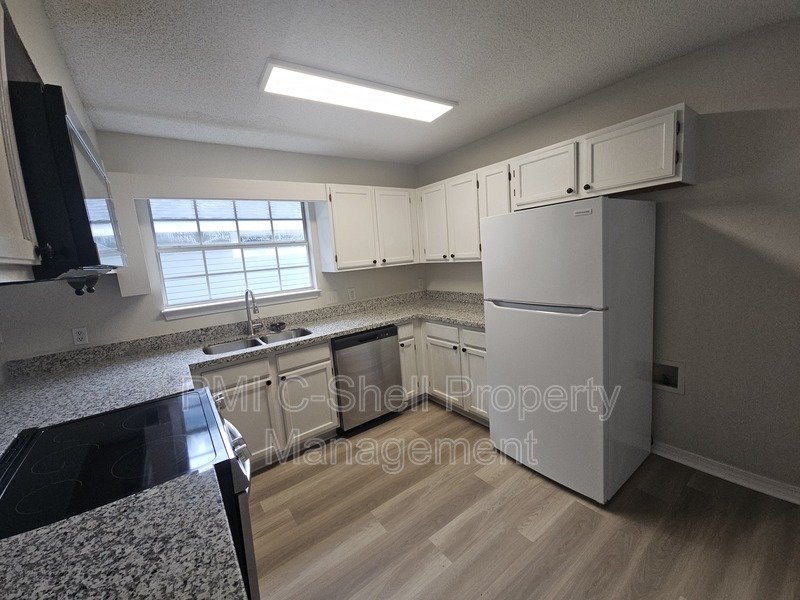 3 Bedroom 2 Bath, Pets, Park, Fenced Yard, Updated property image
