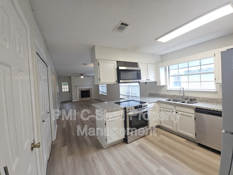 3 Bedroom 2 Bath, Pets, Park, Fenced Yard, Updated property image