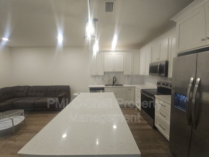 New 3 Bedroom 3.5 Townhome, Close to University-Hospital, Pets OK property image