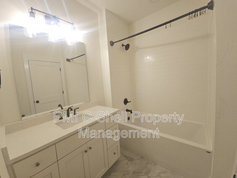 New 3 Bedroom 3.5 Townhome, Close to University-Hospital, Pets OK property image