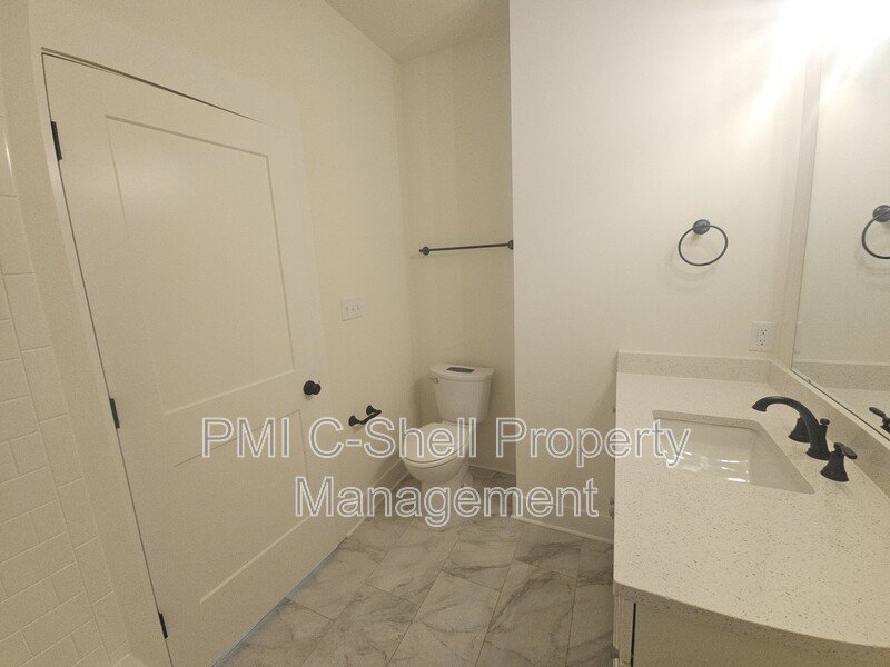 New 3 Bedroom 3.5 Townhome, Close to University-Hospital, Pets OK property image