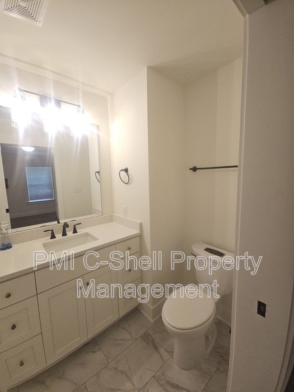 New 3 Bedroom 3.5 Townhome, Close to University-Hospital, Pets OK property image