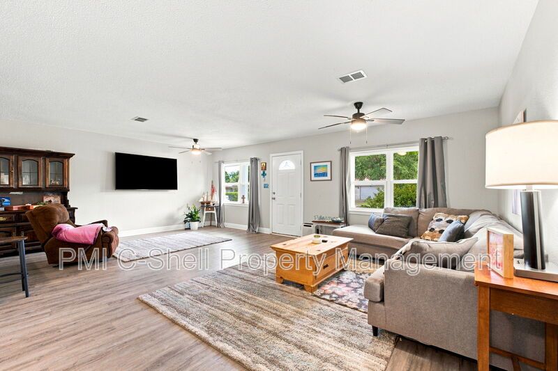 Updated 3 Bed 2 Bath Home, Convenient, Pet Friendly, Backyard property image