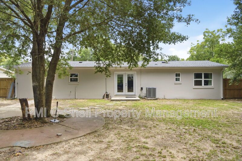 Updated 3 Bed 2 Bath Home, Convenient, Pet Friendly, Backyard property image