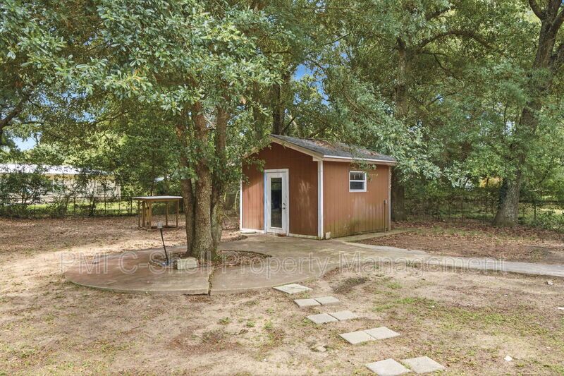 Updated 3 Bed 2 Bath Home, Convenient, Pet Friendly, Backyard property image