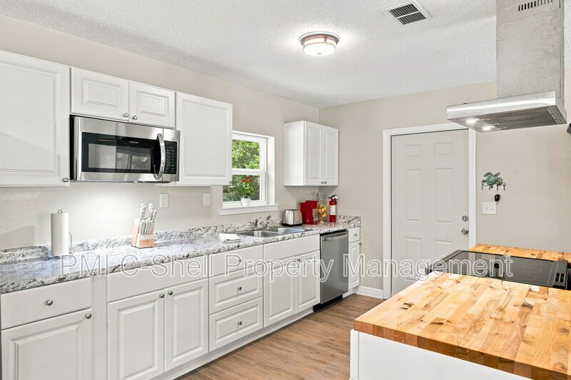 Updated 3 Bed 2 Bath Home, Convenient, Pet Friendly, Backyard property image
