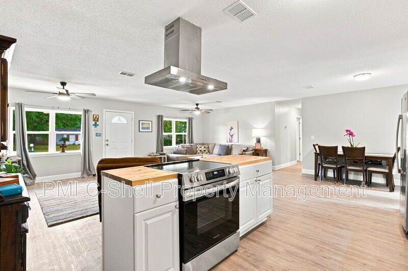 Updated 3 Bed 2 Bath Home, Convenient, Pet Friendly, Backyard property image