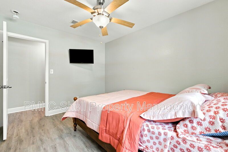 Updated 3 Bed 2 Bath Home, Convenient, Pet Friendly, Backyard property image