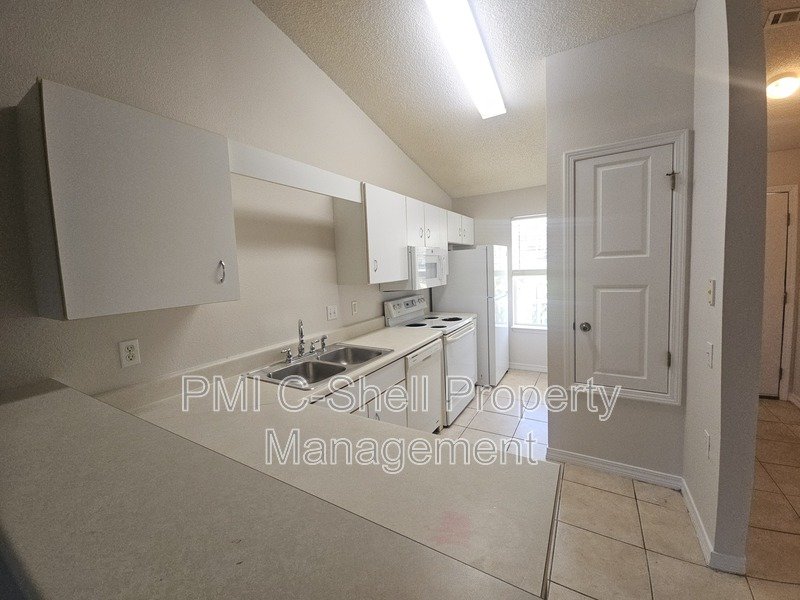 Convenient 2 Bed 1 Bath Townhouse, Yard, Pets OK property image