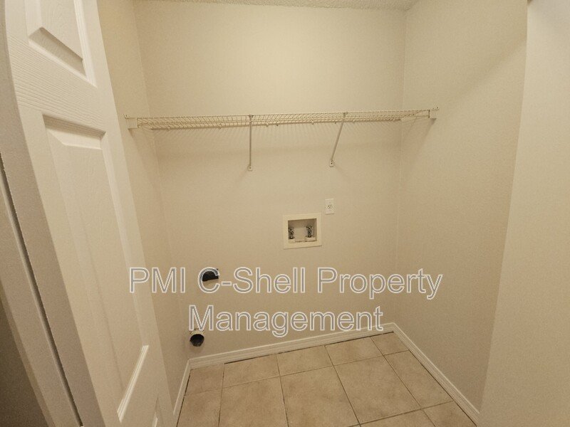 Convenient 2 Bed 1 Bath Townhouse, Yard, Pets OK property image
