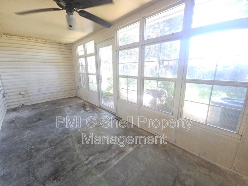 Convenient 2 Bed 1 Bath Townhouse, Yard, Pets OK property image