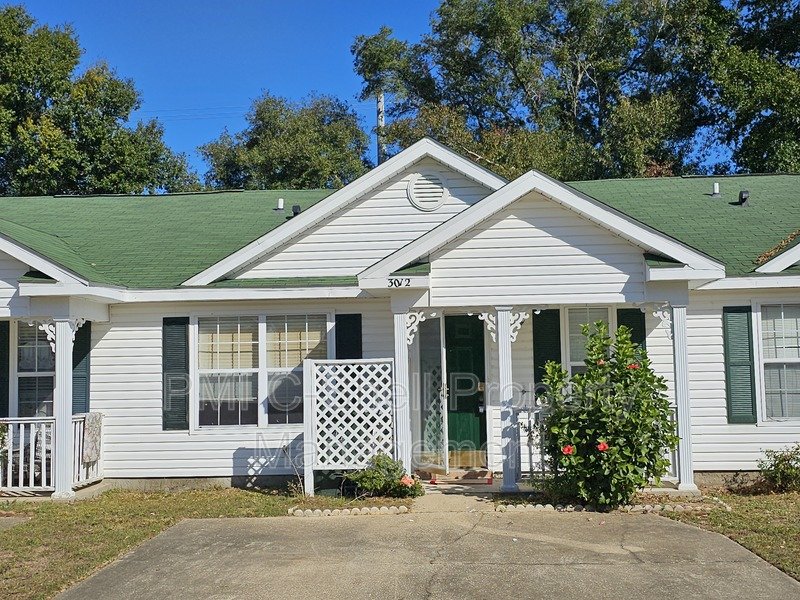 Convenient 2 Bed 1 Bath Townhouse, Yard, Pets OK property image