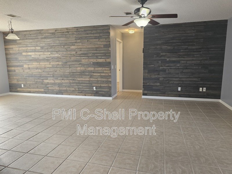 Fantastic 3 Bed 2 Bath on Corner Near NAS Pensacola Pet Friendly property image