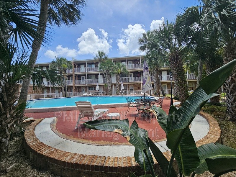 Beautiful 2 Bed 1.5 Bath Pool View Pensacola property image